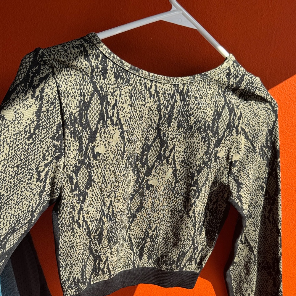 Fabletics Black and Cream Patterned Crop Top - image 3